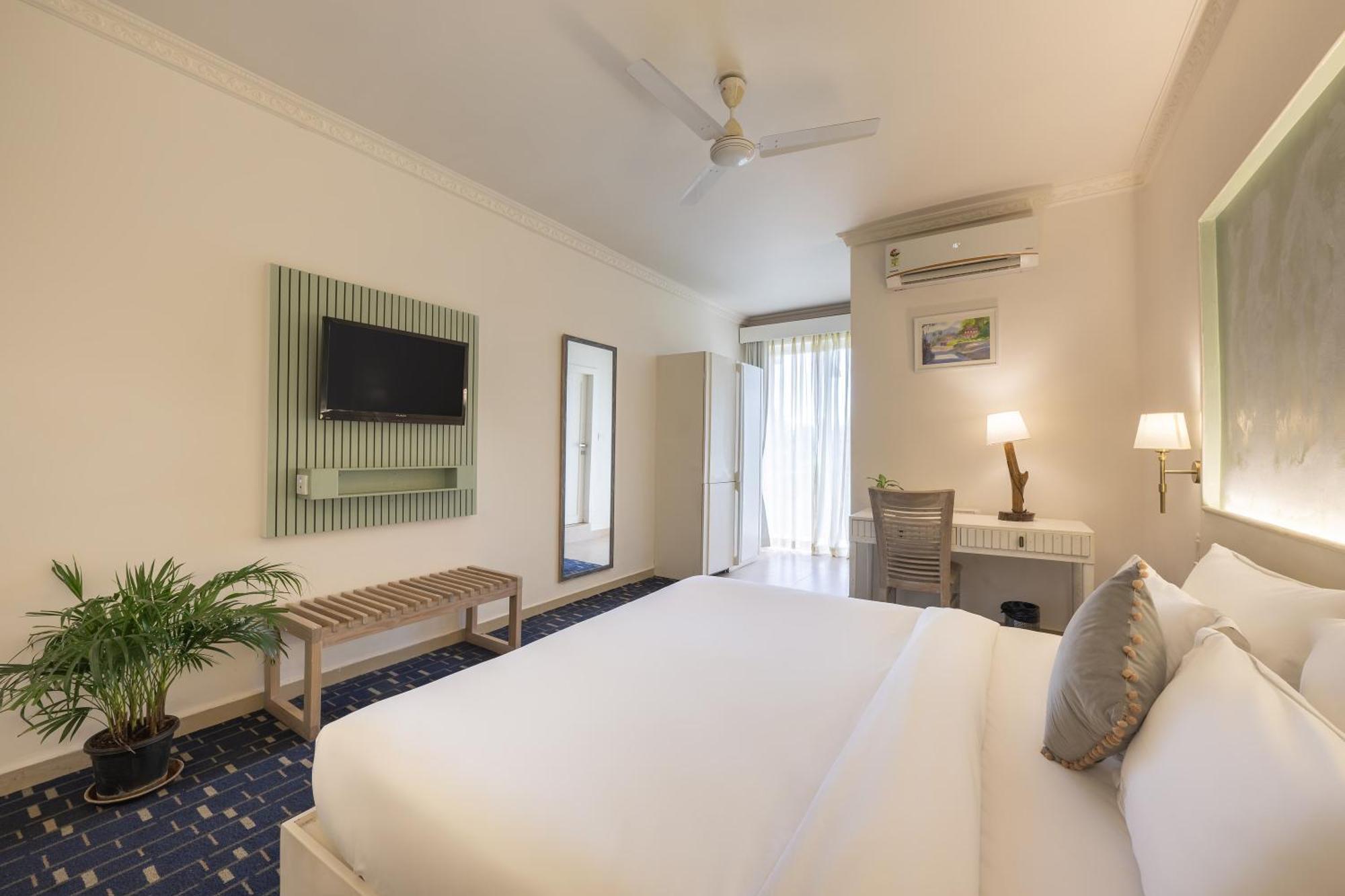 Echor Samara Morjim Goa Sea View Restro Hotel Buitenkant foto